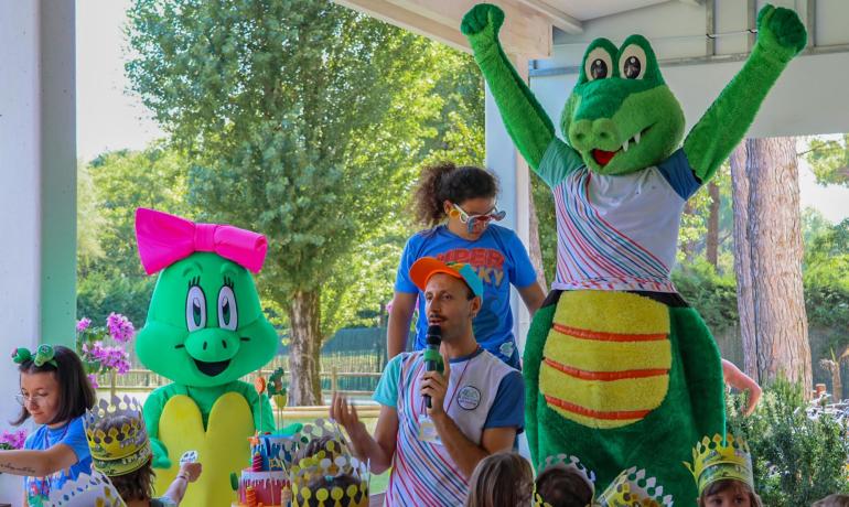 Festa per bambini con animatori e mascotte colorate.